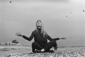 欧美黑白风海滩美女写真图片